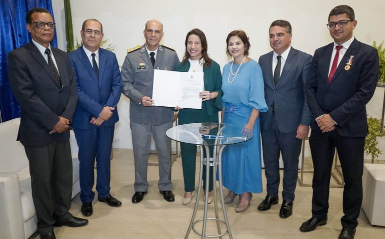 Atos foram assinados em cerimônia em centro de convenções do Recife (Leandro Santana)
