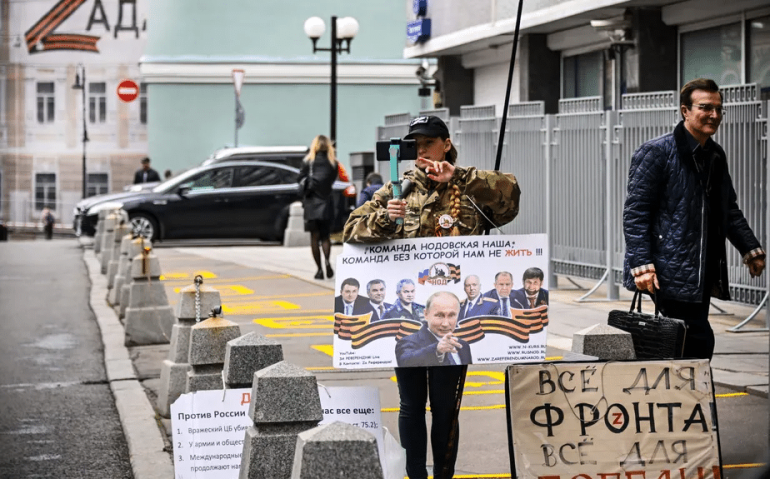 Ativista solitária faz ato de apoio ao presidente Vladimir Putin, em Moscou Foto: Alexander Nemenov / AFP