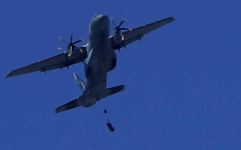 Luciano Belford/Agencia O Dia
Areonave sobrevoa a Base Aérea do Campo dos Afonsos com objeto pendurado