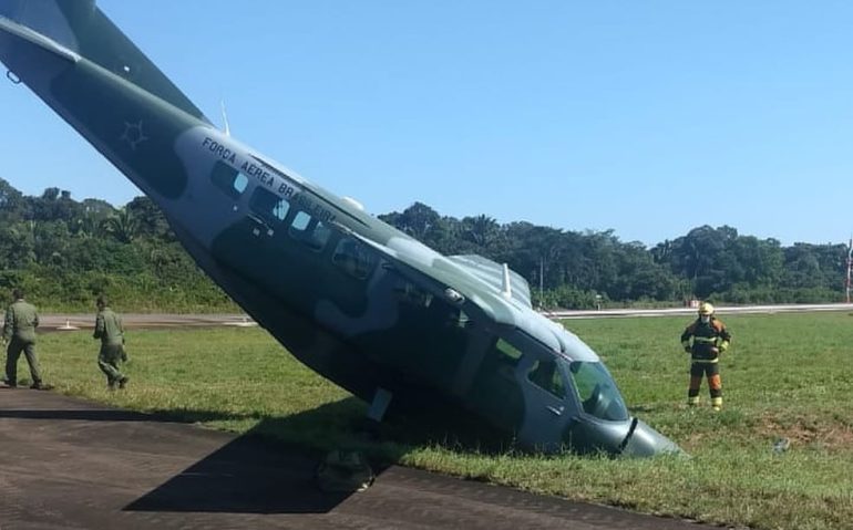 Aeronave modelo C-98 teve problema ao tentar pousar e saiu da pista no Aeroporto de Porto Velho. — Foto: Divulgação
