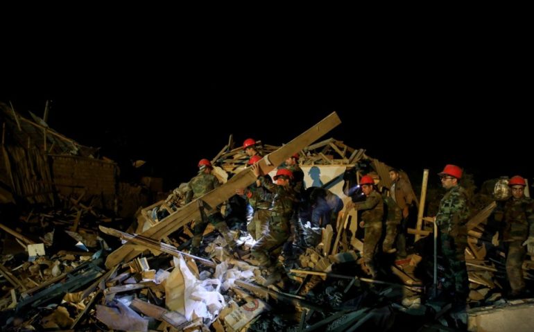 Equipes de resgate buscam vítimas de bombardeio na cidade de Ganja, a segunda maior do Azerbaijão, neste sábado (17) — Foto: Umit Bektas/Reuters