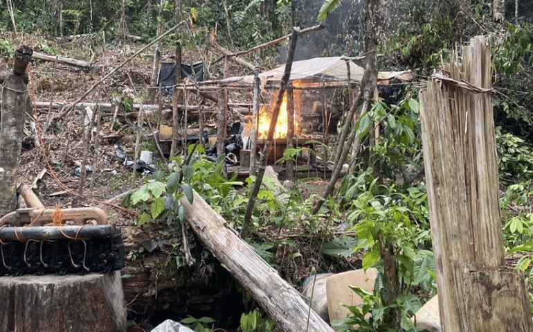 Acampamento garimpo destruído