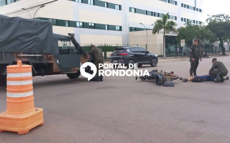 Acidene viatura do EB e motociclista em Porto Velho