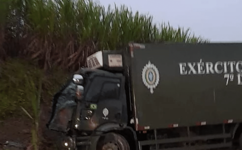 Caminhão do Exército se envolve em colisão na BR-104, em São José da Laje, Alagoas — Foto: Redes sociais