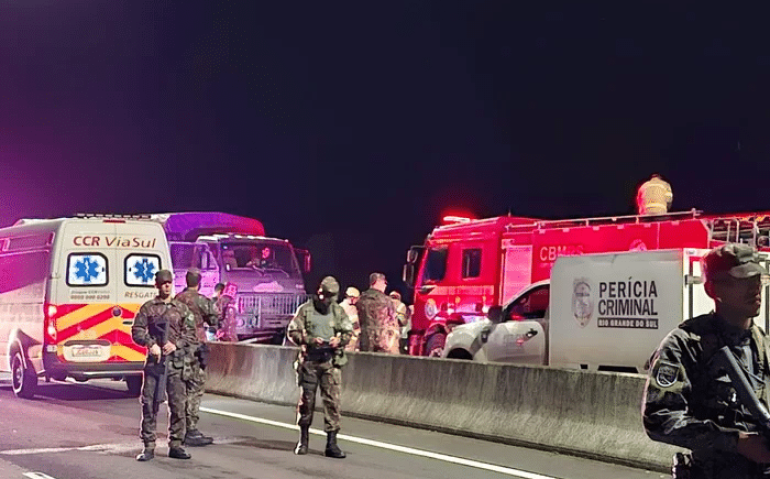 Três pessoas morreram e outras duas ficaram gravemente feridas em um acidente na BR-448, em Esteio, na Região Metropolitana de Porto Alegre. 
Jean Costa / Agência RBS