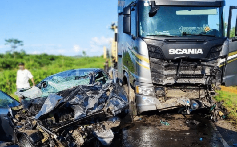 Onyx do militar invadiu a pista contrária e chocou-se com o caminhão