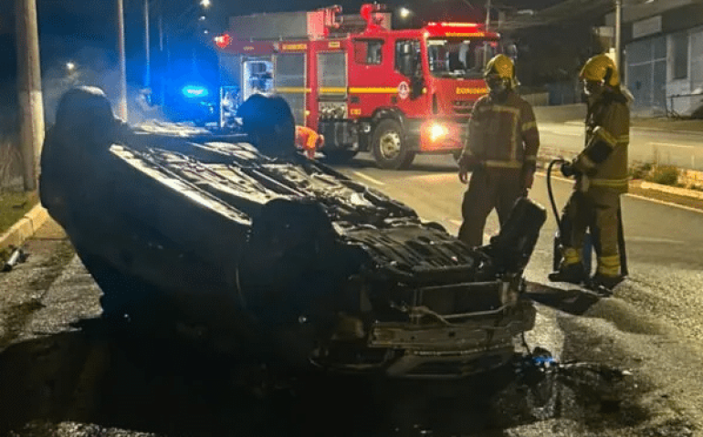 Acidente com carro de cabo do Exército em Três Corações
