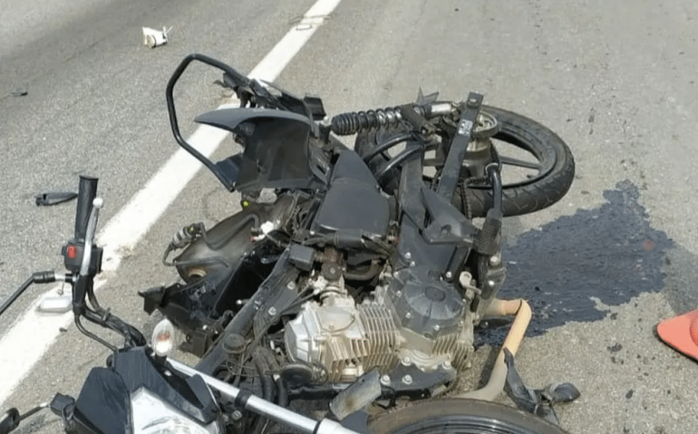 Acidente entre motos e caminhonete na Via Dutra, em Resende — Foto: Divulgação/Polícia Rodoviária Federal