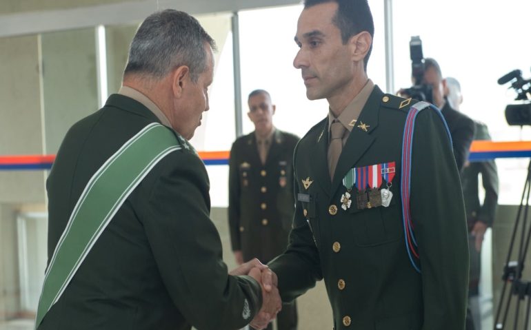 O novo Adjunto de Comando do Exército, subtenente Siston  é cumprimentado pelo comandante da Forças, general Tomás (Imagem: CComSEx)