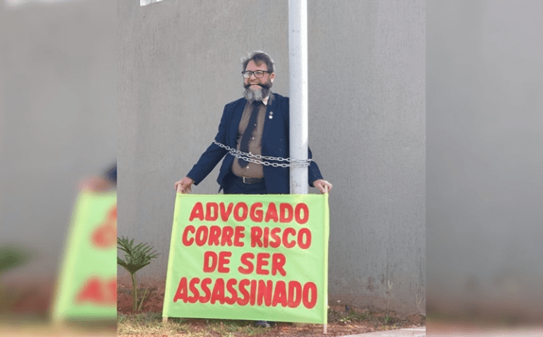 Advogado acorrentado na sede da ONU em Brasília