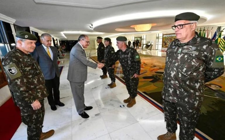 Alckmin visita comando do Exército