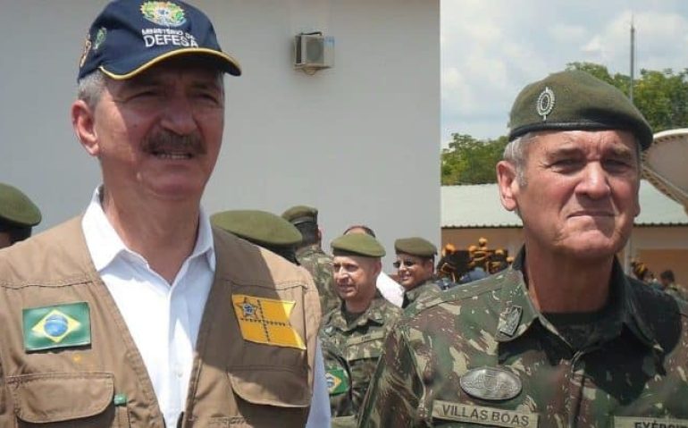 Aldo Rebello foi ministro da Defesa durante o governo Dilma; na imagem, ele está ao lado do general Villas Bôas, então comandante do Exército
