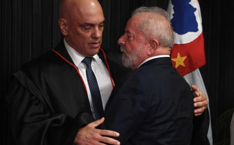 Alexandre de Moraes e Lula na posse do ministro no TSE (Foto: EVARISTO SA/AFP via Getty Images)
