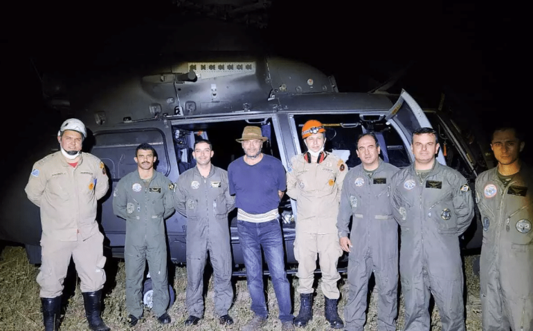Equipe de socorro posou para foto com cantor após o resgate. (Foto: Divulgação) - CREDITO: CAMPO GRANDE NEWS