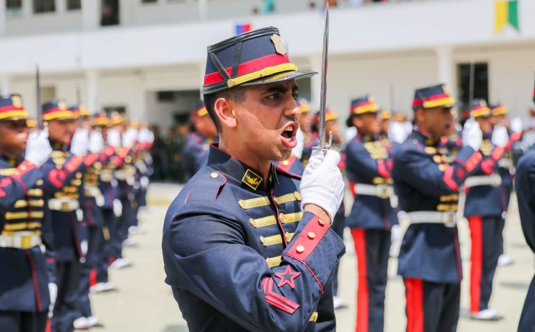 Alunos do segundo ano do Curso de Formação e Graduação de Sargentos recebem o sabre Sargento Max Wolff Filho (Imagem: EB/CCOMSEx)