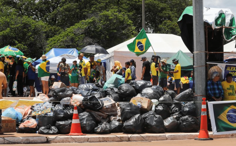 Apoiadores de Bolsonaro, inconformados com a derrota do presidente nas eleições de 2022, estão acampados em frente ao Quartel General do Exército. Foto: Wilton Junior/Estadão