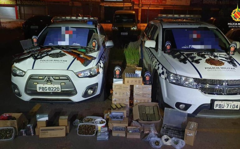 Um verdadeiro arsenal foi apreendido na casa do militar (Imagem: PM DF)