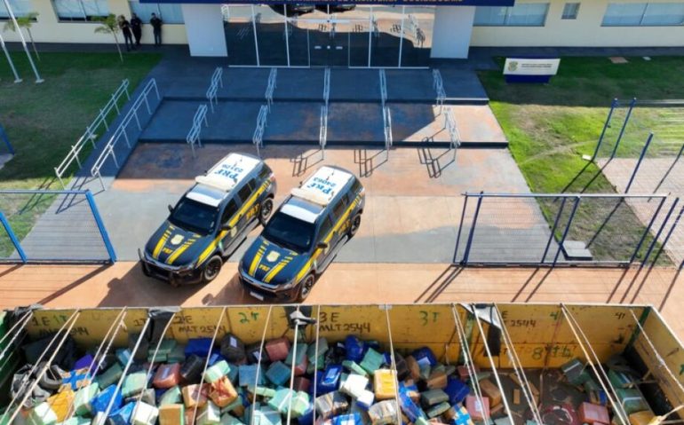 Carreta que supostamente levava 48 toneladas de soja até Paranaguá escondia dezenas de fardos de maconha (Imagem: PRF)