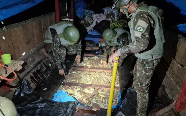 Carne estava escondida sob estrado de embarcação que foi interceptada pelos militares (Imagem: EB)