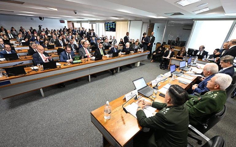 Oficiais da mais alta patente do Exército, Oliveira Junior e Barbosa tiveram os nomes aprovados na CCJ
Edilson Rodrigues/Agência Senado

Fonte: Agência Senado