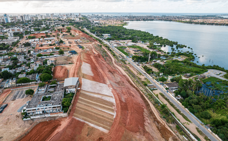 Vista aérea do Bebedouro, um dos bairros atingidos pelo desastre ambiental em área da Braskem em Maceió - Jonathan Lins-1º.mar.23/Folhapress