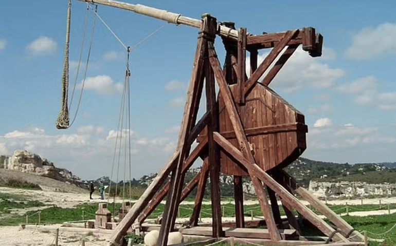 Réplica de um trabuco medieval francês — Foto: Reprodução/Wikimedia Commons