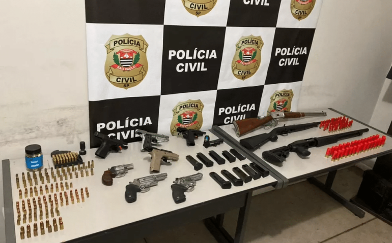 Armas e munições apreendidas pela Polícia Civil — Foto: Deinter 4/Divulgação