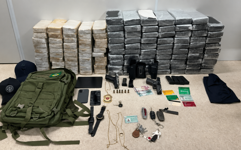 Armas e drogas apreendidos com militar do Exército e PM em Salvador