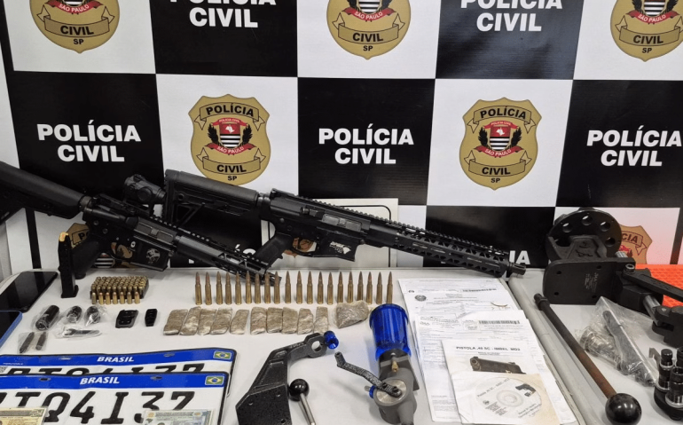 Armas e munições apreendidas com armeiro do PCC em Santos
Divulgação: Polícia Civil de SP