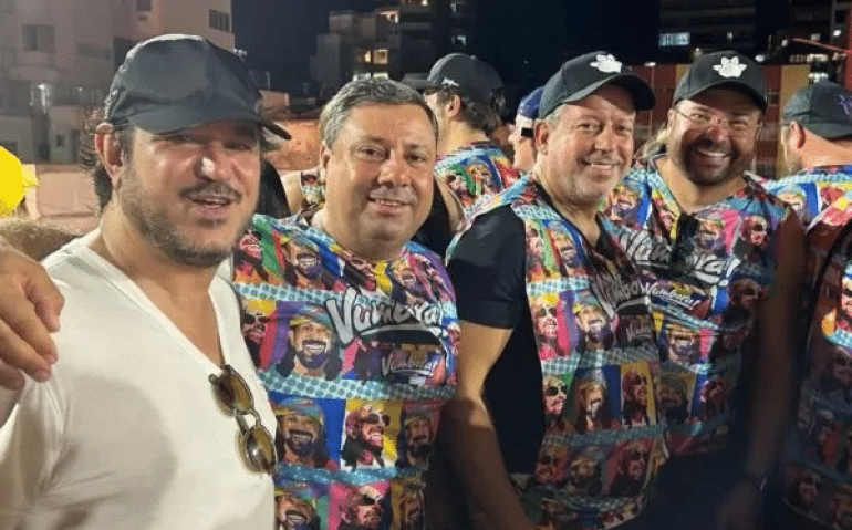 Presidente da Câmara aproveitou o Carnaval de Salvador ao lado de políticos baianos, como Elmar Nascimento (União), na foto, de bonéReprodução/Instagram