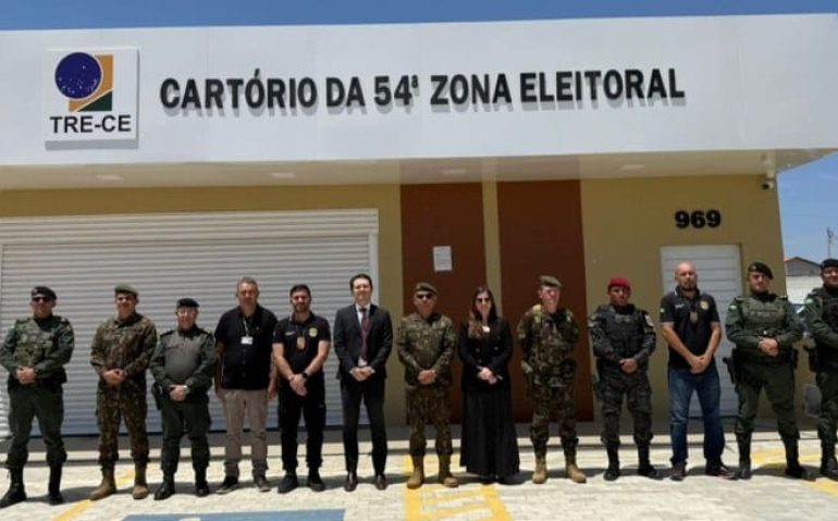 Autoridades em frente ao tribunal eleitoral de Santa Quitéria CE