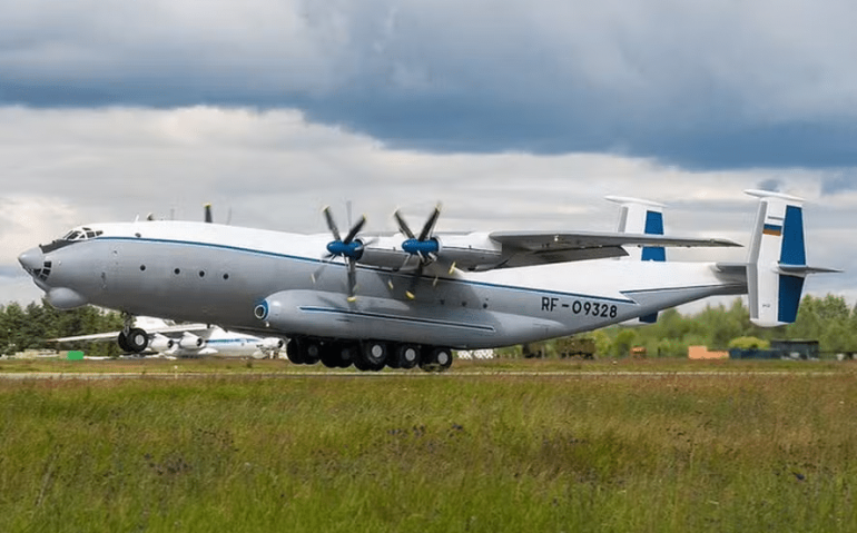 Avião de transporte militar da Rússia, modelo An-22 — Foto: Reprodução/X