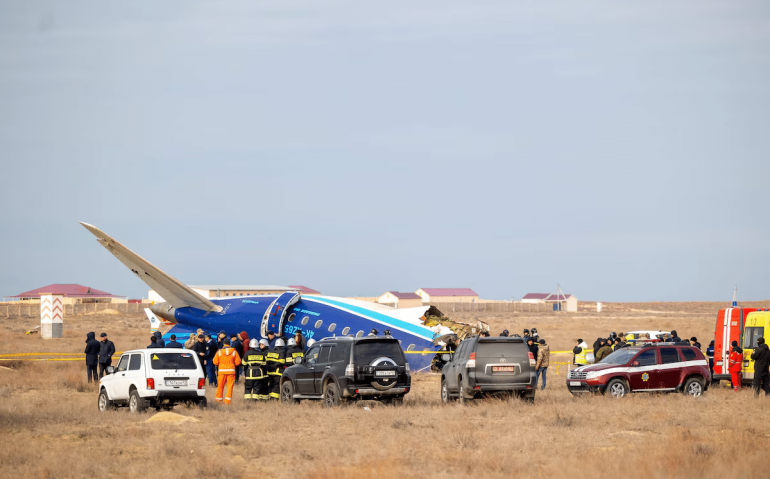 O Embraer 190 estava a caminho da capital do Azerbaijão, Baku, para a cidade russa de Grozny, no Cáucaso do Norte, quando saiu de rota e tentou um pouso de emergência a 3 quilômetros de Aktau Foto: Issa Tazhenbayev/AFP
