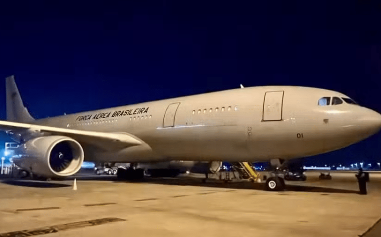 Avião da FAB que vai repatriar brasileiros no Líbano decolou do Galeão, no Rio, rumo a Beirute — Foto: FAB/Divulgação