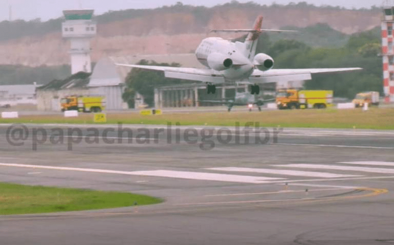 Avião da Força Aérea Brasileira em pouso de emergência no aeroporto de Recife - Reprodução/Canal Papa Charlie Golf via Aeroin