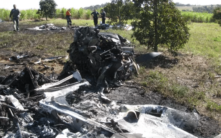 Destroços de avião em Santa Bárbara D'Oeste, SP (Foto: Divulgação / Grupamento Aéreo da PM)