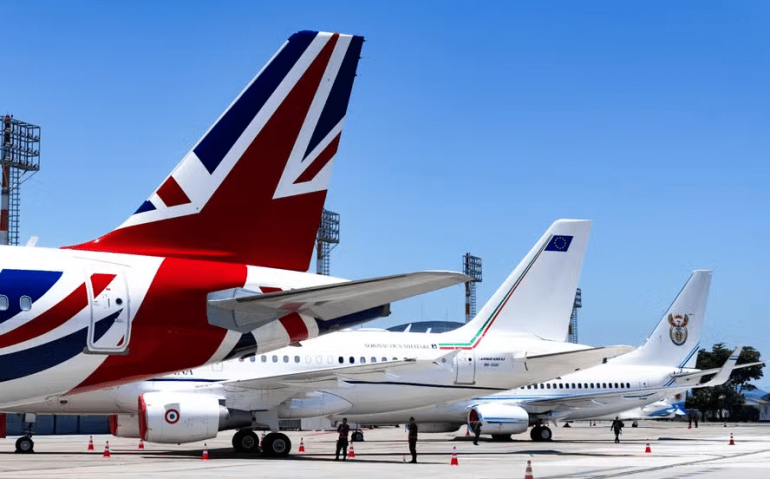 Aviões das delegações do G20 na pista do Galeão — Foto: Divulgação