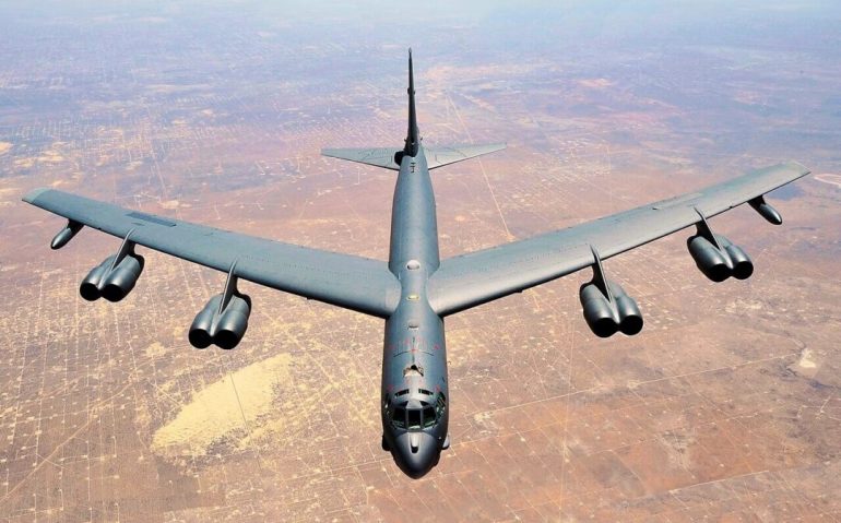 B-52-dos-Estados-Unidos-cai-apos-decolagem