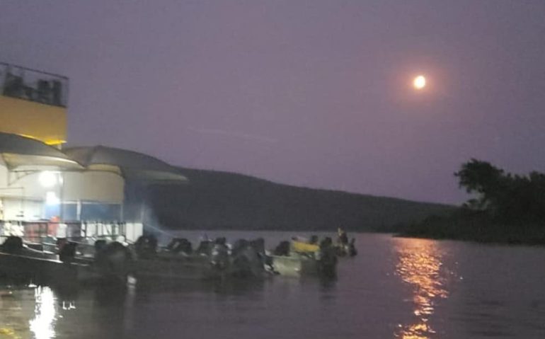 Algumas das embarcações que ajudaram no ajudaram no resgate de militares após a embarcação afundar no Pantanal de MS — Foto: Marco Aurélio de Oliveira Rocha/Arquivo Pessoal