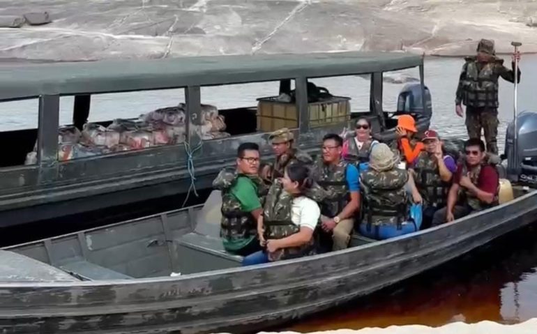 BARCOS DO EXÉRCITO TRANSPORTANDO PESSOAS E MANTIMENTOS NA AMAZÔNIA