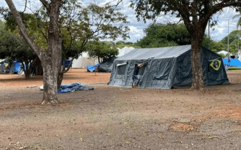 BARRACA EM FRENTE AO QG DO EXÉRCITO