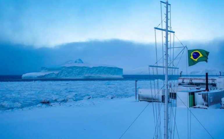 Um grande iceberg aparece em frente à estação de pesquisas brasileira na Antártica 
Sargento Flávio / Marinha do Brasil