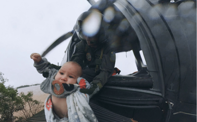 Bebê de dois anos foi resgatada em Bom Retiro do Sul nesta sexta-feira (3).
Terceiro Sargento Lucas Ferreira Leite / Exercito Brasileiro / Divulgacao