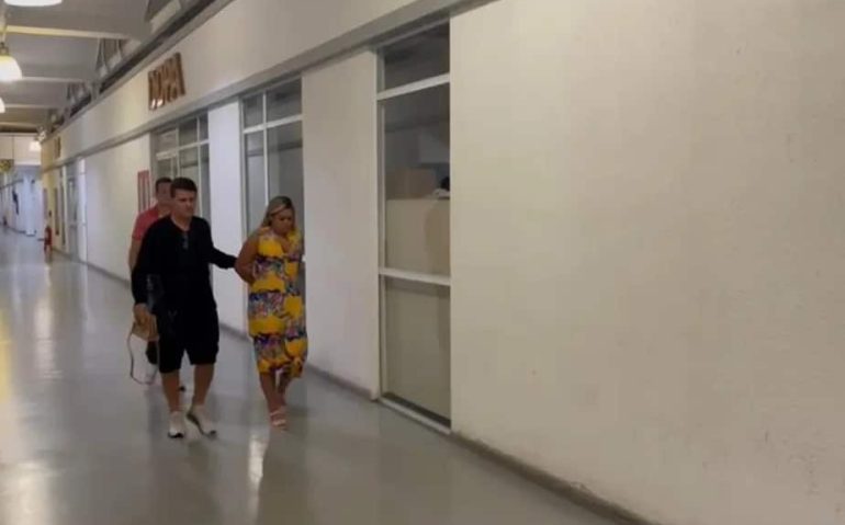 Bibi na chegada à Cidade da Polícia, acompanha por policiais Reprodução