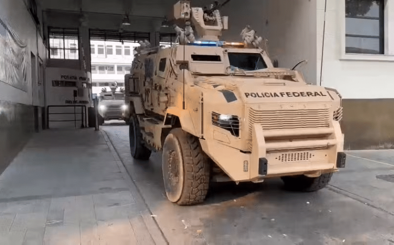 Blindado da Polícia Federal em operação para prender militar da Marinha que operava drones para o Comando Vermelho — Foto: Divulgação / Polícia Federal