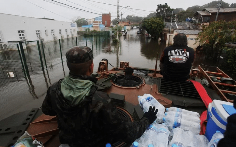 Blindado do Exército Guarani Auxilia Pessoas Ilhadas no Bairro Serraria
Mauro Schaefer