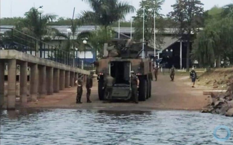 viatura blindada Guarani que naufragou enquanto navegava no Lago de Itaipu. O modelo que naufragou é equipado com a torreta UT-30