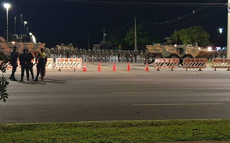 Polícia do Exército usa blindados e impede entrada da PM em área de acampamento bolsonarista - Cézar Feitoza - 9.jan.23/Folhapress