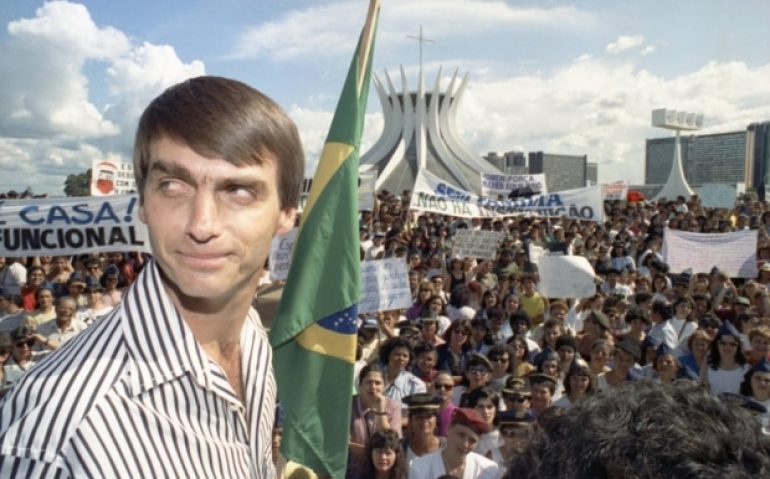 Em manifestação por aumento salarial para os militares,Bolsonaro chama o presidente Fernando Collor de Mello de “corrupto e imoral”, o ministro do Exército, Carlos Tinoco de “banana”, os ministros da Aeronáutica, Sócrates Monteiro e da Marinha, Mário César Flores de “incompetentes” , e o chefe do Estado Maior das Forças Armadas, general Luiz Antônio da Rocha Veneu, de “omisso”. Brasília, DF, 27/4/1992.
André Dusek/Estadão