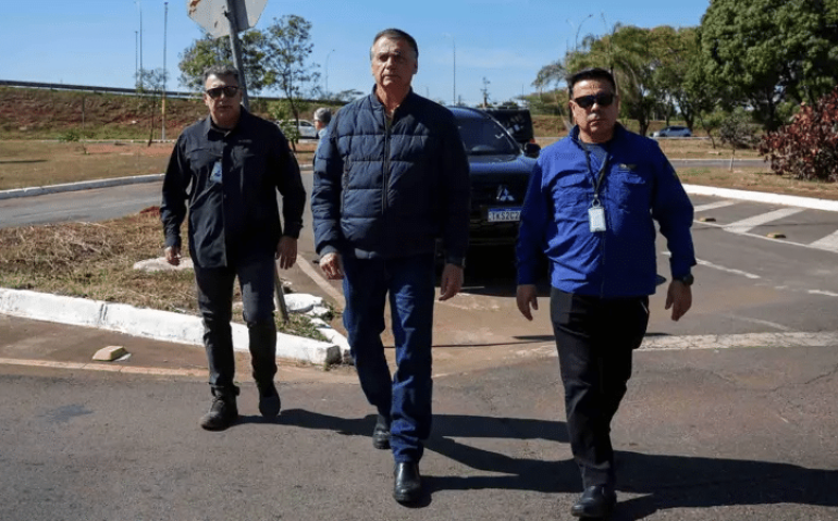 REUTERS/Adriano Machado
Legenda da foto,Bolsonaro chega à sede da Secretaria de Administração Penitenciária em Brasília para colocar tornozeleira eletrônica